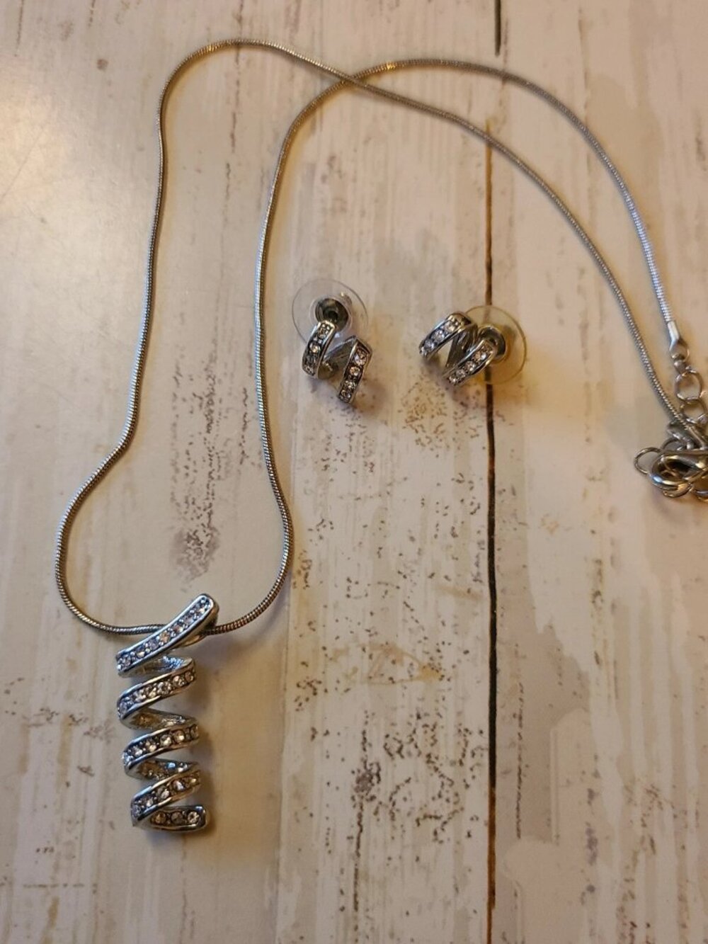BIJOUX TERNER Silver Tone 16" necklace and matching pierced earrings jewelry n1